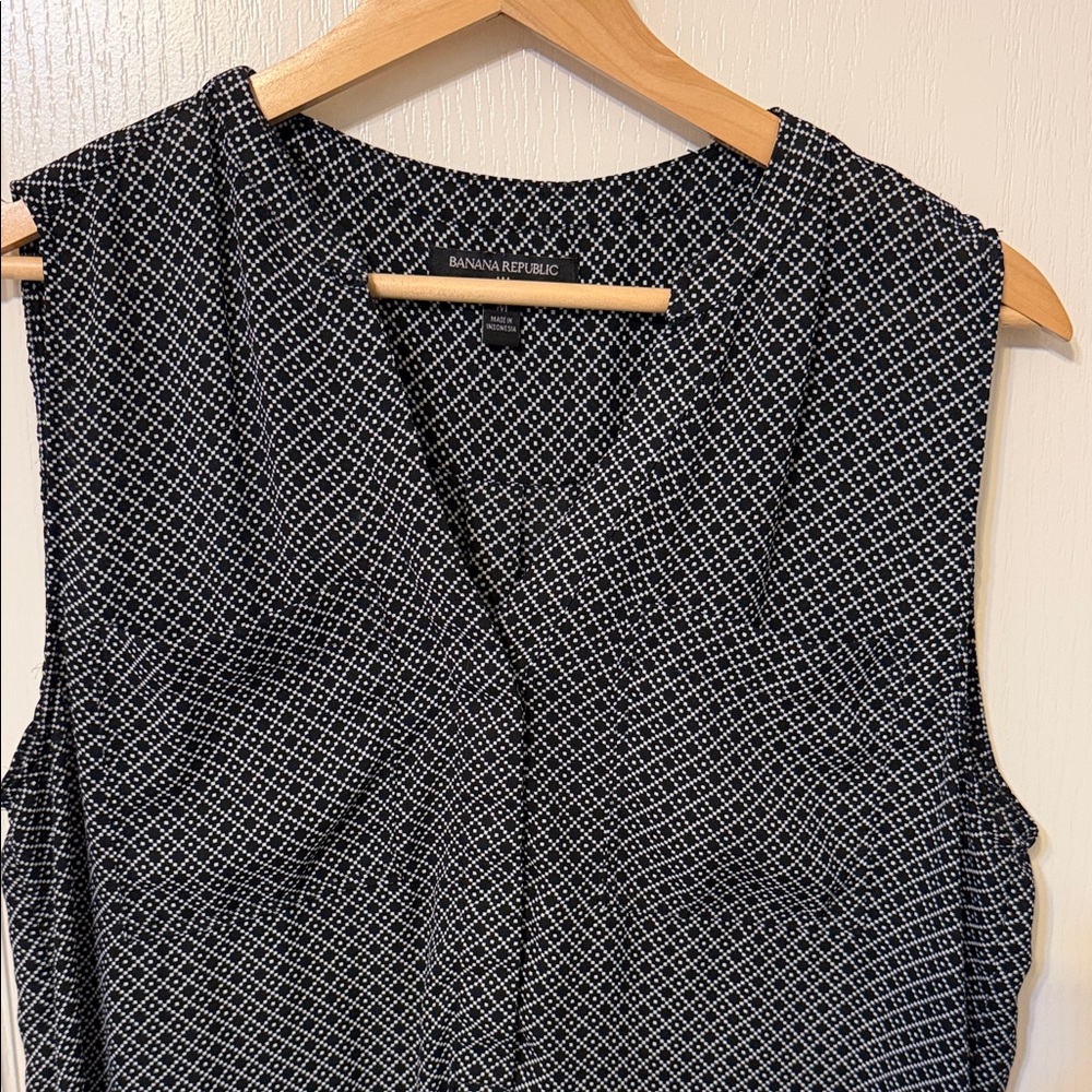 Banana Republic Monochrome Geometric Top